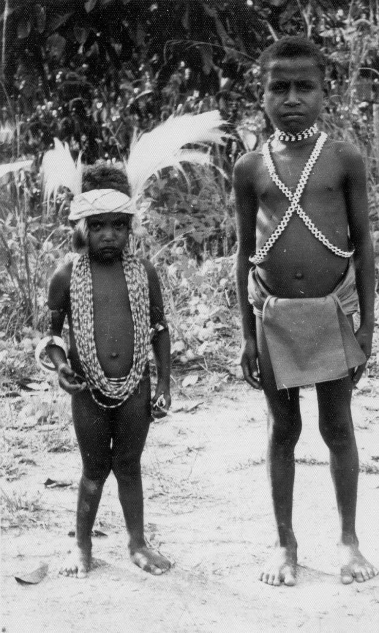 BD/277/65 - 
Twee kinderen in traditionele kledij
