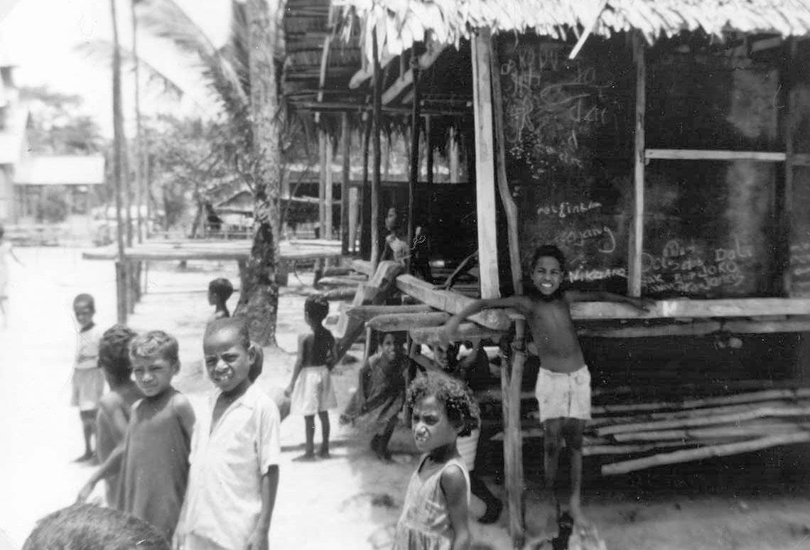 BD/277/71 - 
Kinderen bij een huis
