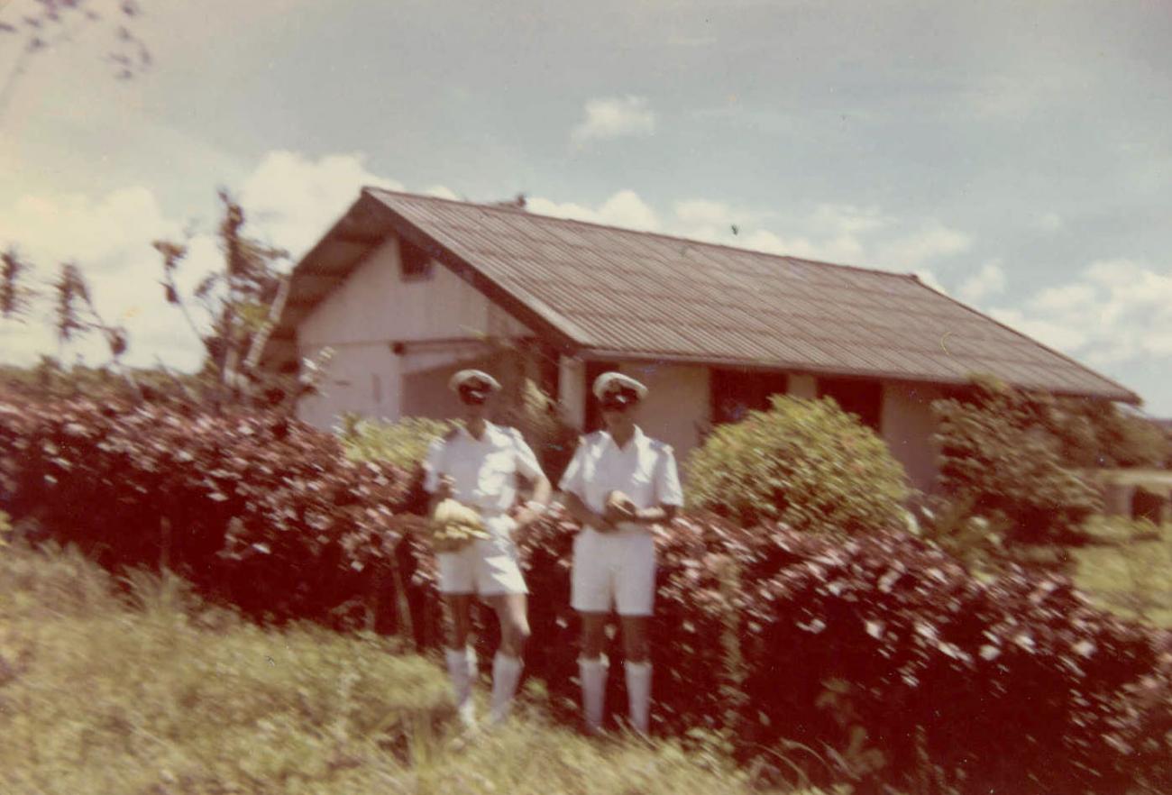 BD/277/79 - 
Twee mariniers voor een huis
