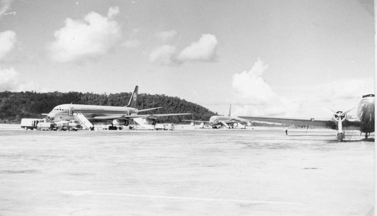 BD/277/88 - 
Vliegtuigen op vliegveld
