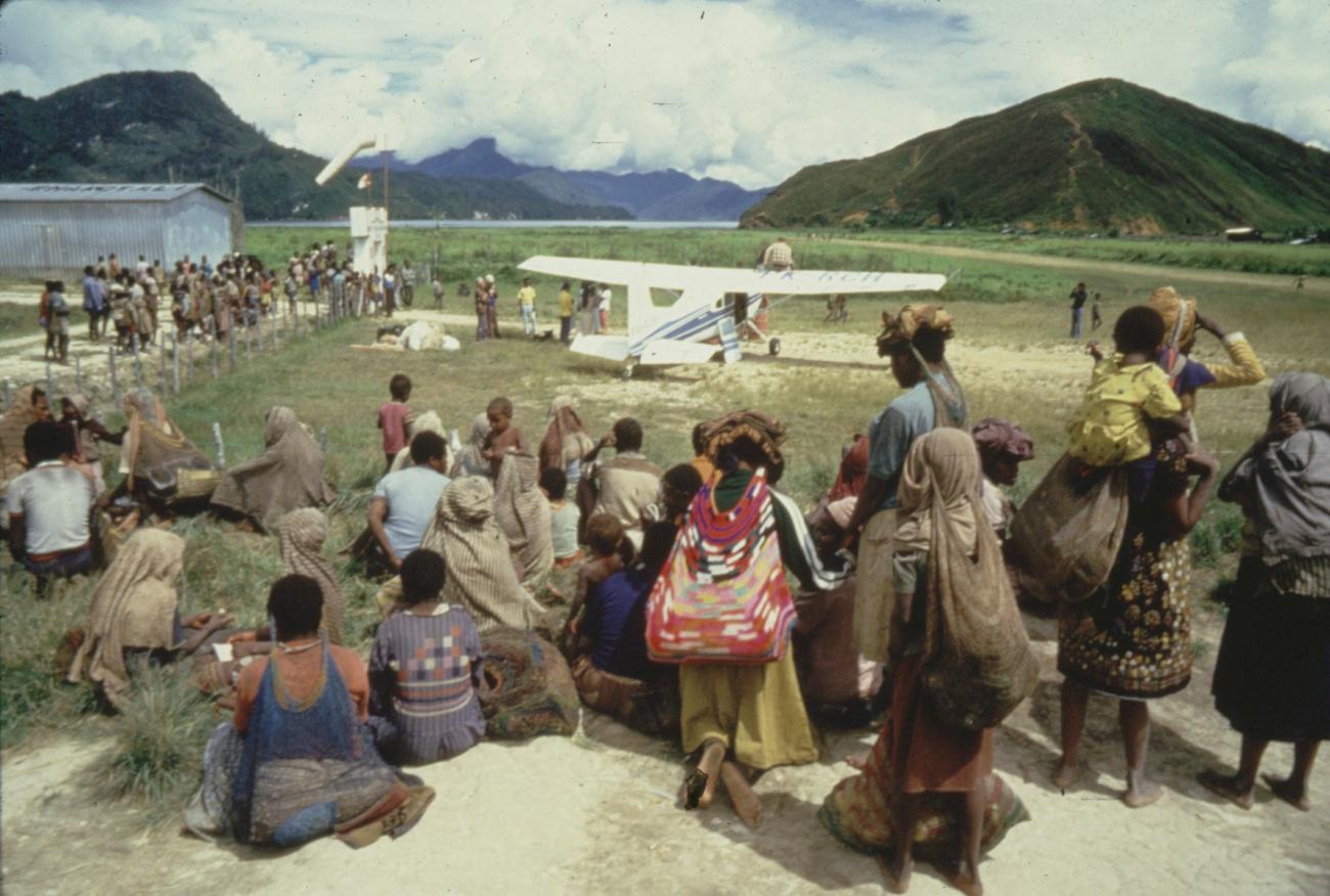 BD/285/27 - 
Een  groep mensen  op het vliegveld van Enarotali
