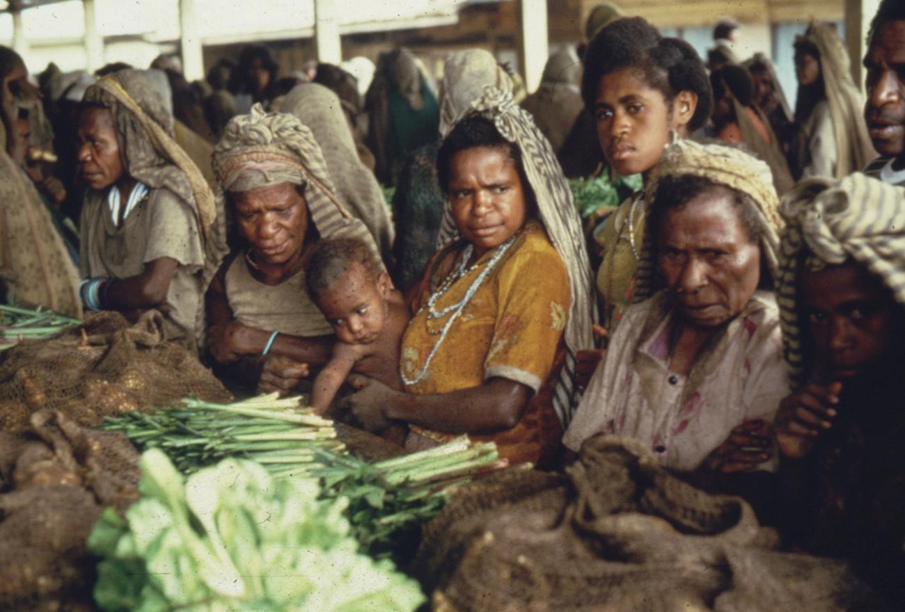 BD/285/32 - 
Ekari-vrouwen in Enarotali bij een groentekraam
