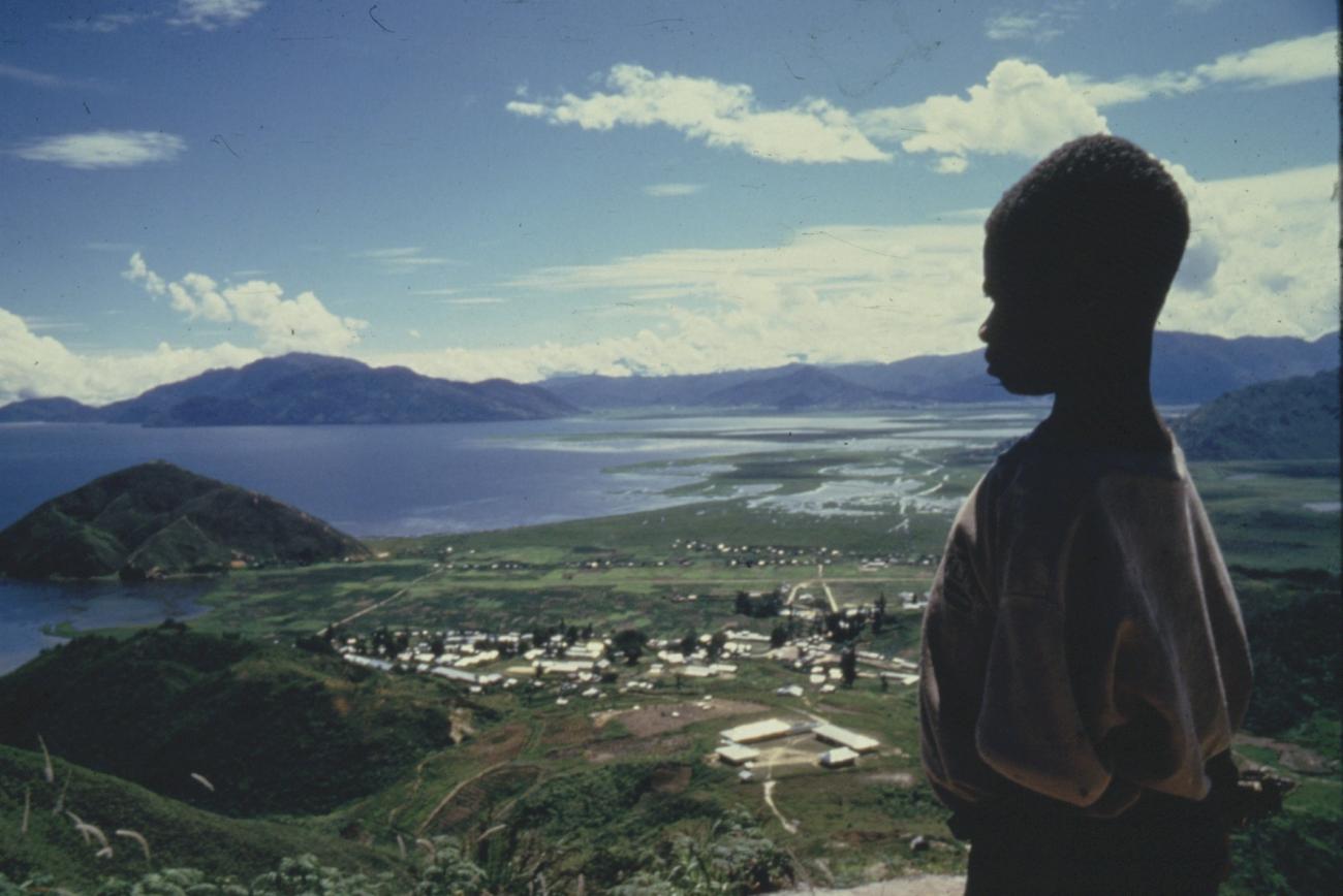 BD/285/37 - 
Een jongetje kijkt vanaf een berg op het Tigimeer
