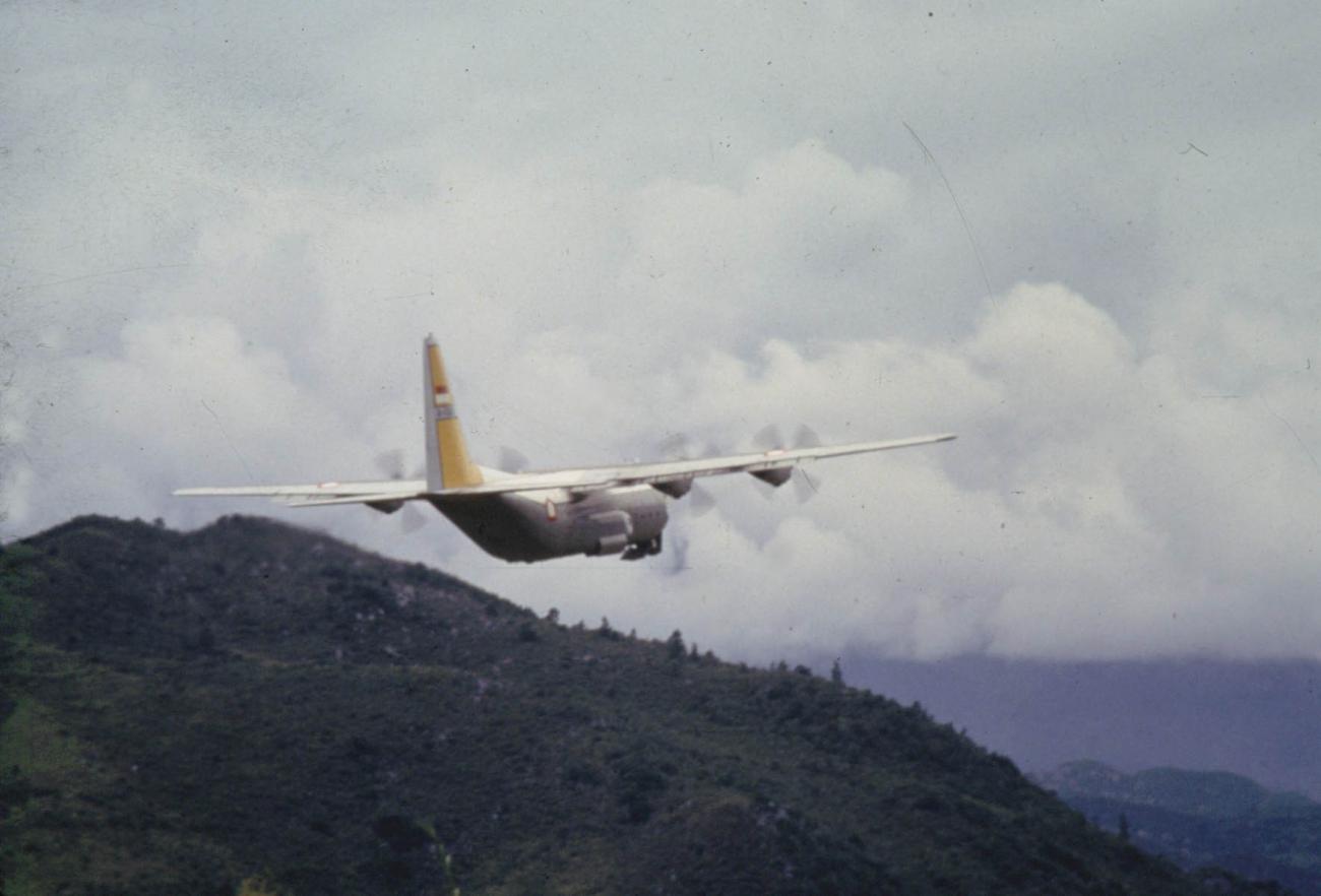 BD/285/76 - 
Vliegtuig boven berglandschap
