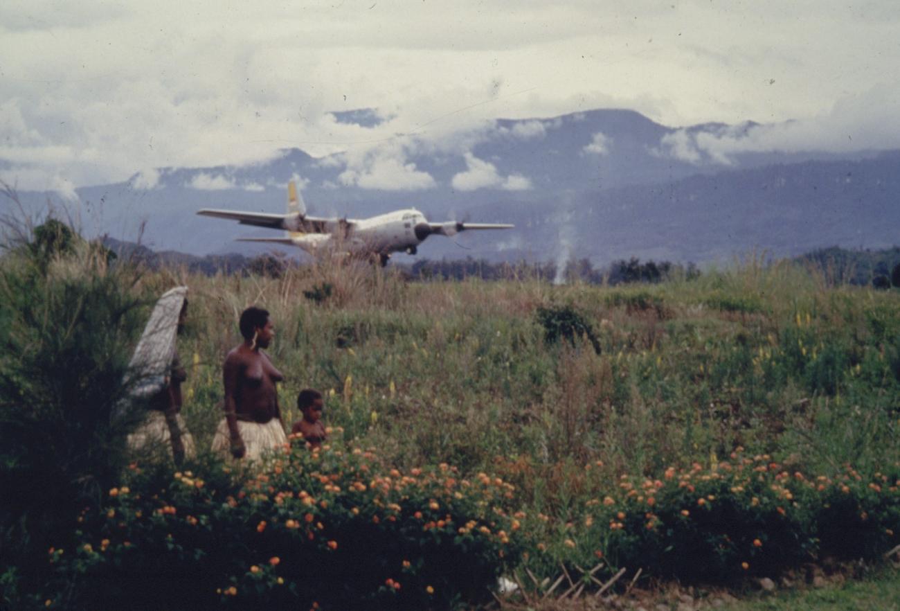 BD/285/77 - 
Landend vliegtuig op vliegveld van Wamena
