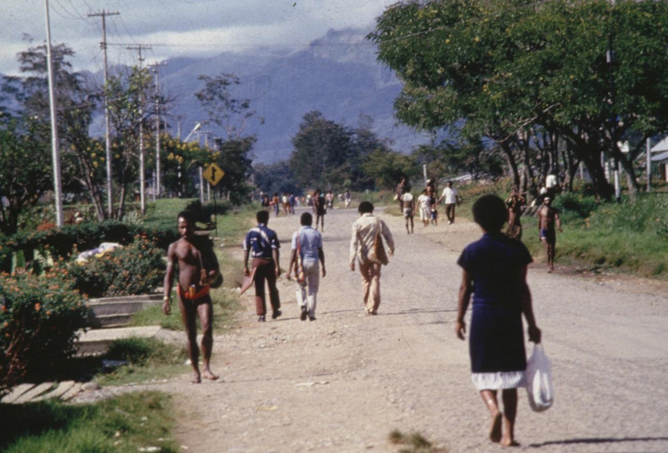 BD/285/78 - 
Wandelaars op een weg in Wamena

