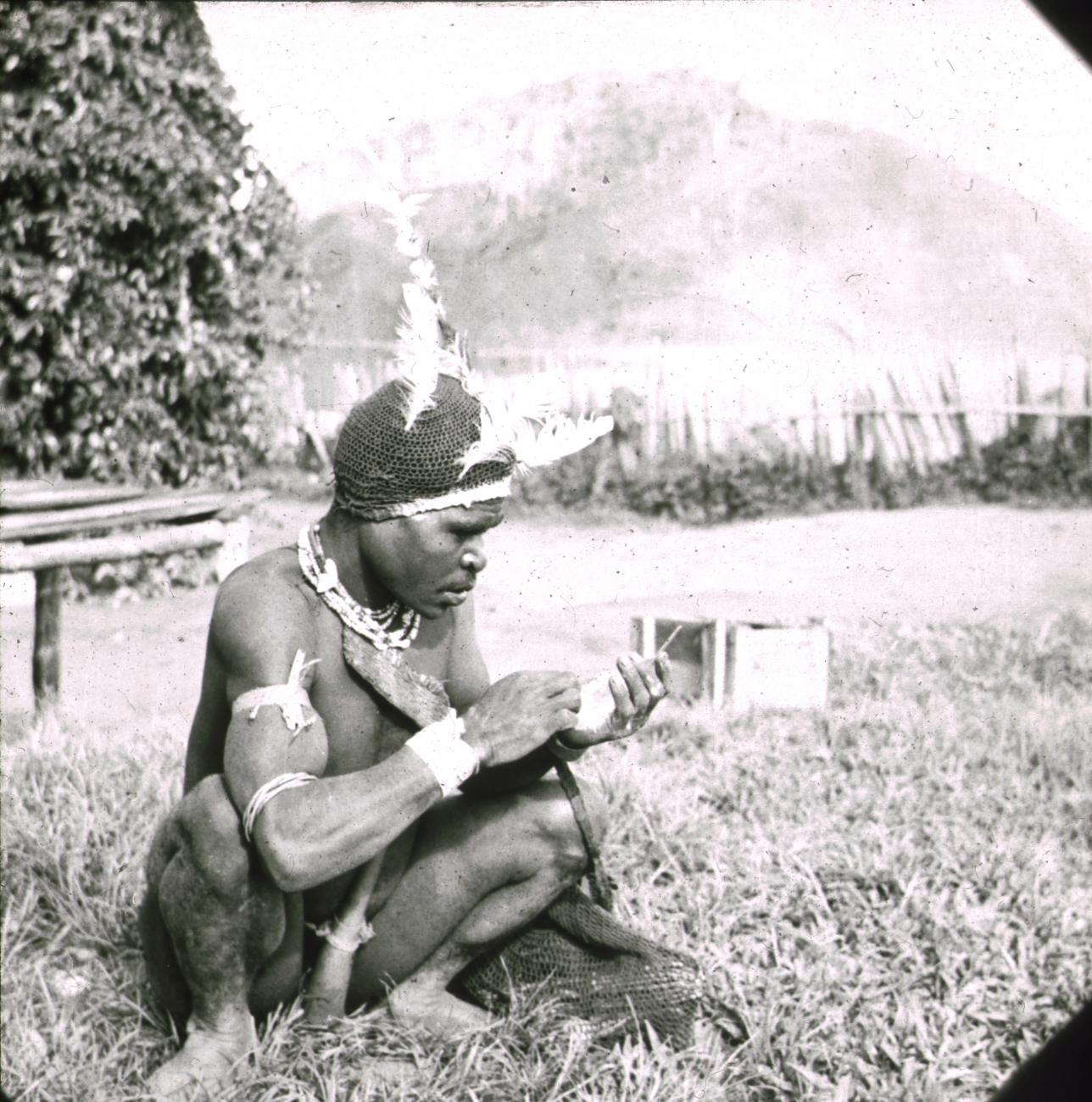 BD/329/15 - 
Papoea-man met hoofdversiering, halsversiering en peniskoker
