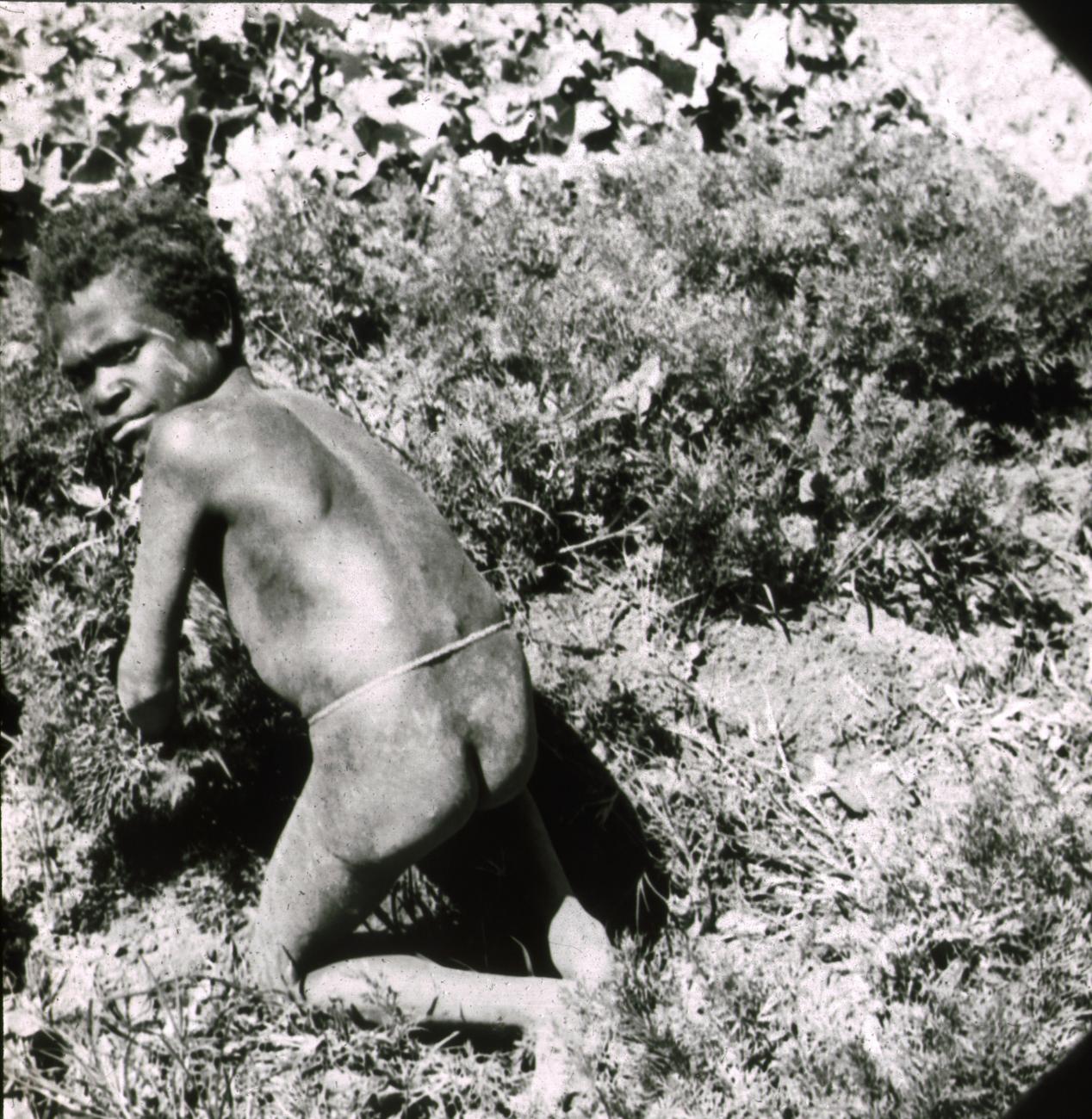BD/329/19 - 
Papoea-jongen bezig op het land
