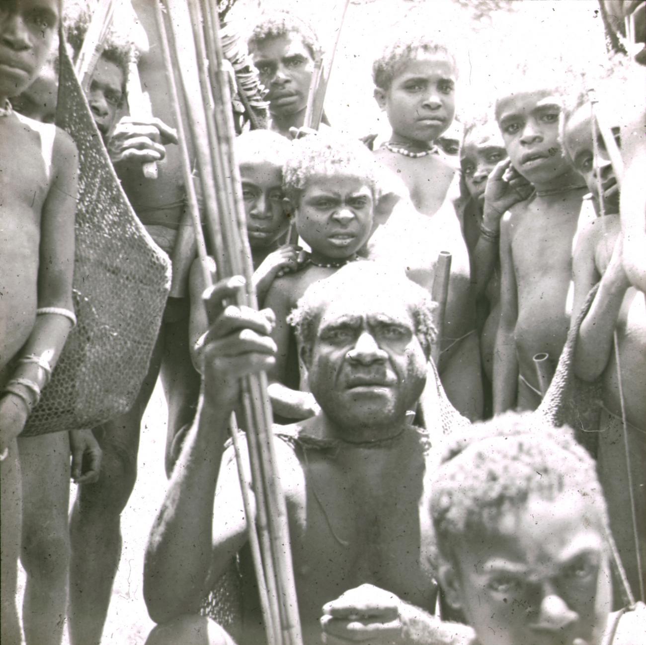BD/329/30 - 
Papoea-man, zittend met kinderen staand om hem heen
