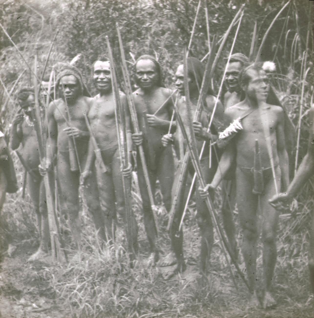 BD/329/33 - 
Groepje uitgelaten Papoea-mannen met pijl-en-boog
