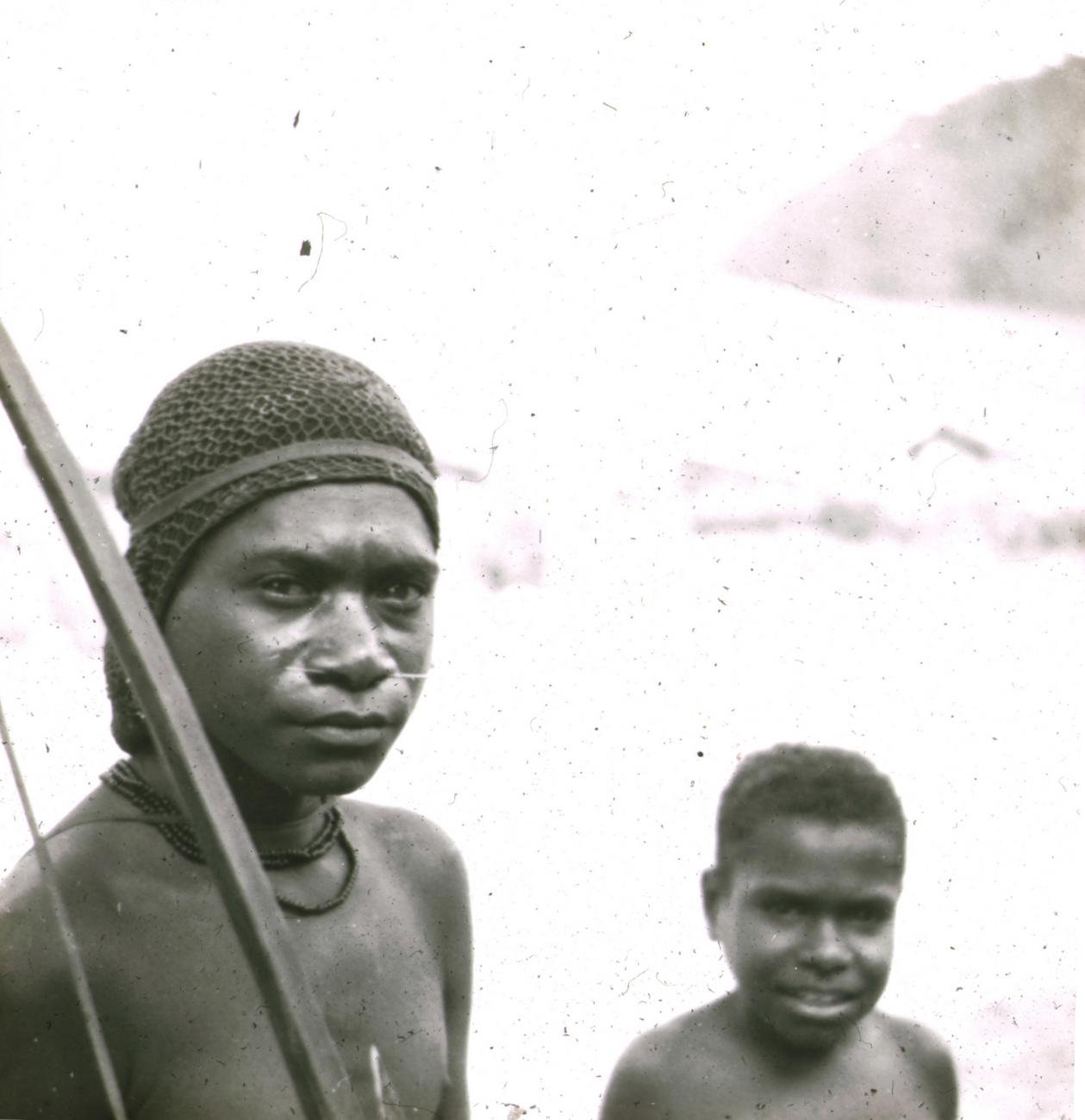 BD/329/35 - 
Portret van een Papoea-adolescent met boog
