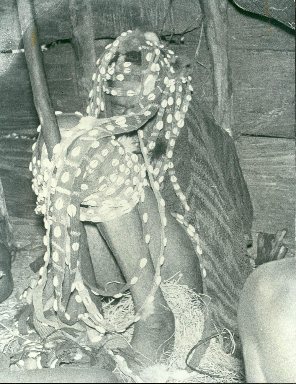 BD/40/21 - 
Female Mountainland inhabitant with headdress net and shell string
