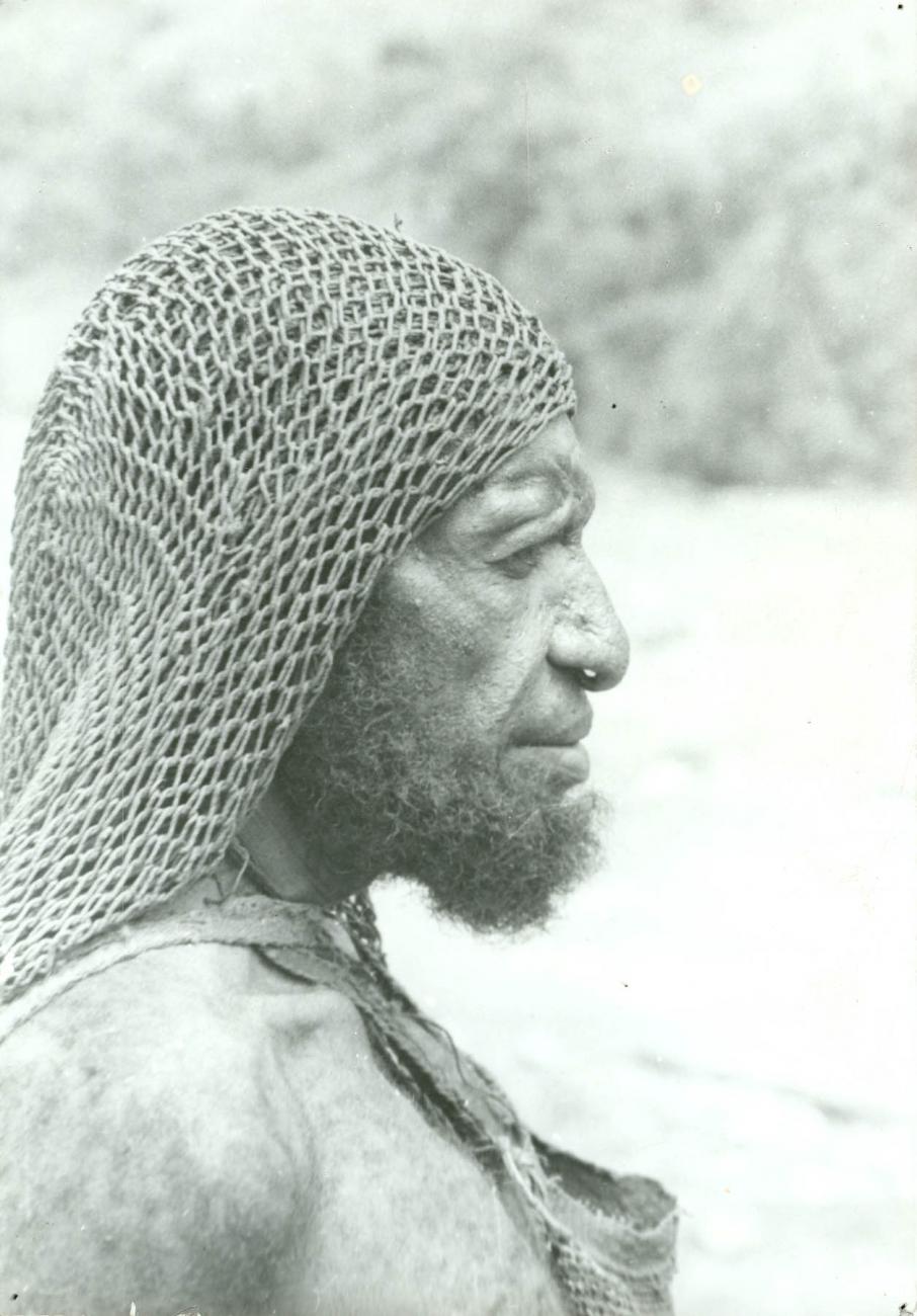BD/40/37 - 
Mountainland inhabitant with beard and headdress net
