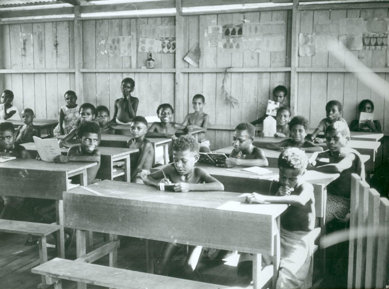 BD/40/40 - 
Kinderen in de klas op school
