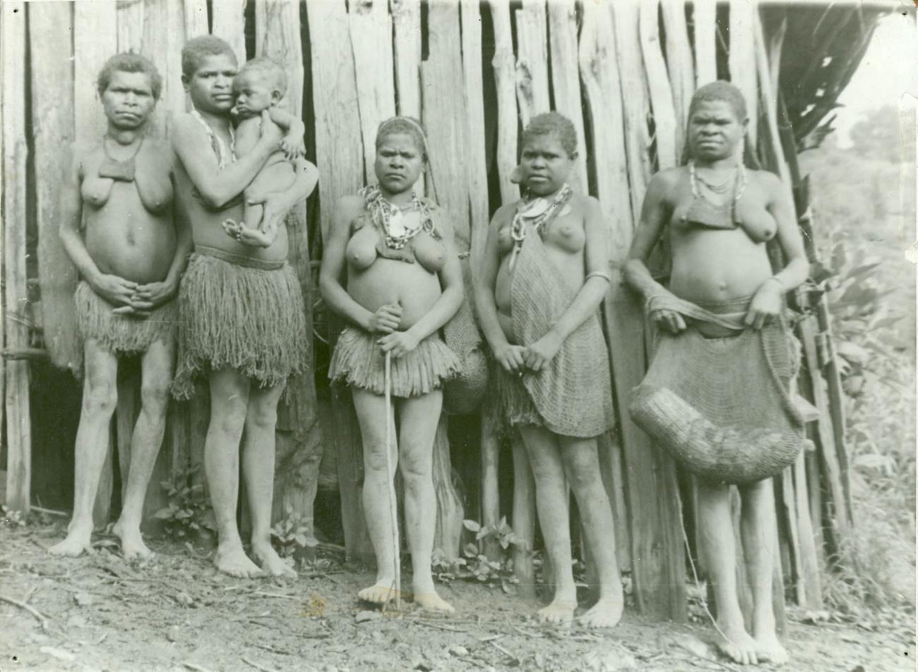 BD/40/50 - 
Een groepje van vijf vrouwelijke Papoea&#039;s, vermoedelijk afkomstig van het Wisselmerengebied
