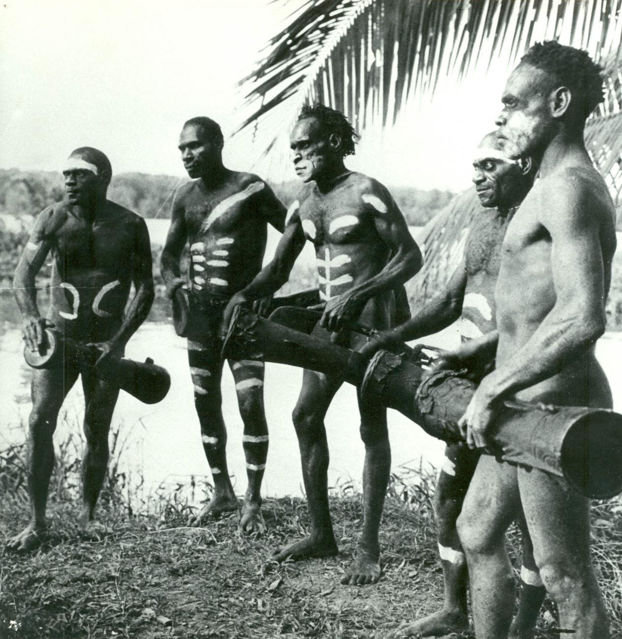 BD/40/52 - 
Group of painted Asmat people with drums
