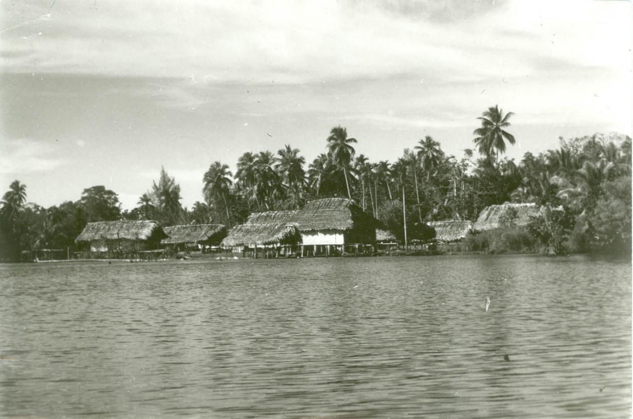 BD/40/54 - 
Village on the shore
