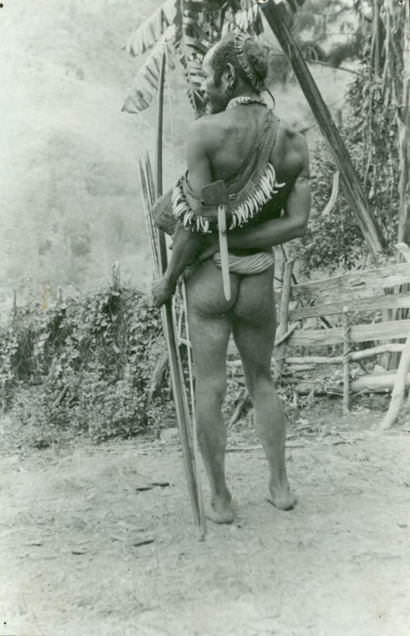BD/40/55 - 
Papoea met pijl en boog, van achteren opgenomen
