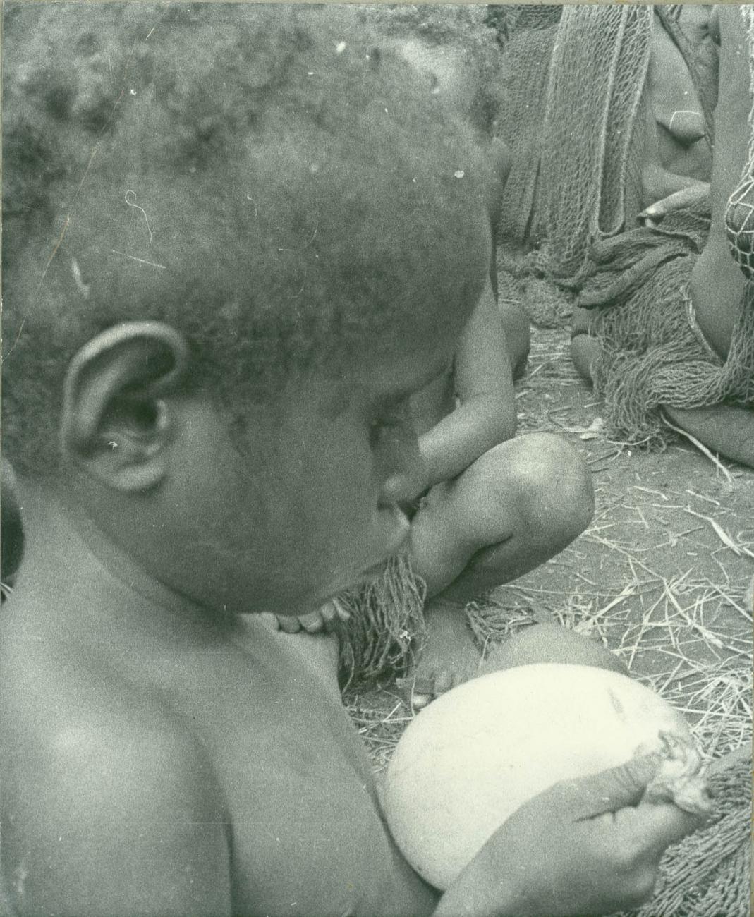 BD/40/74 - 
Child with cassowary egg
