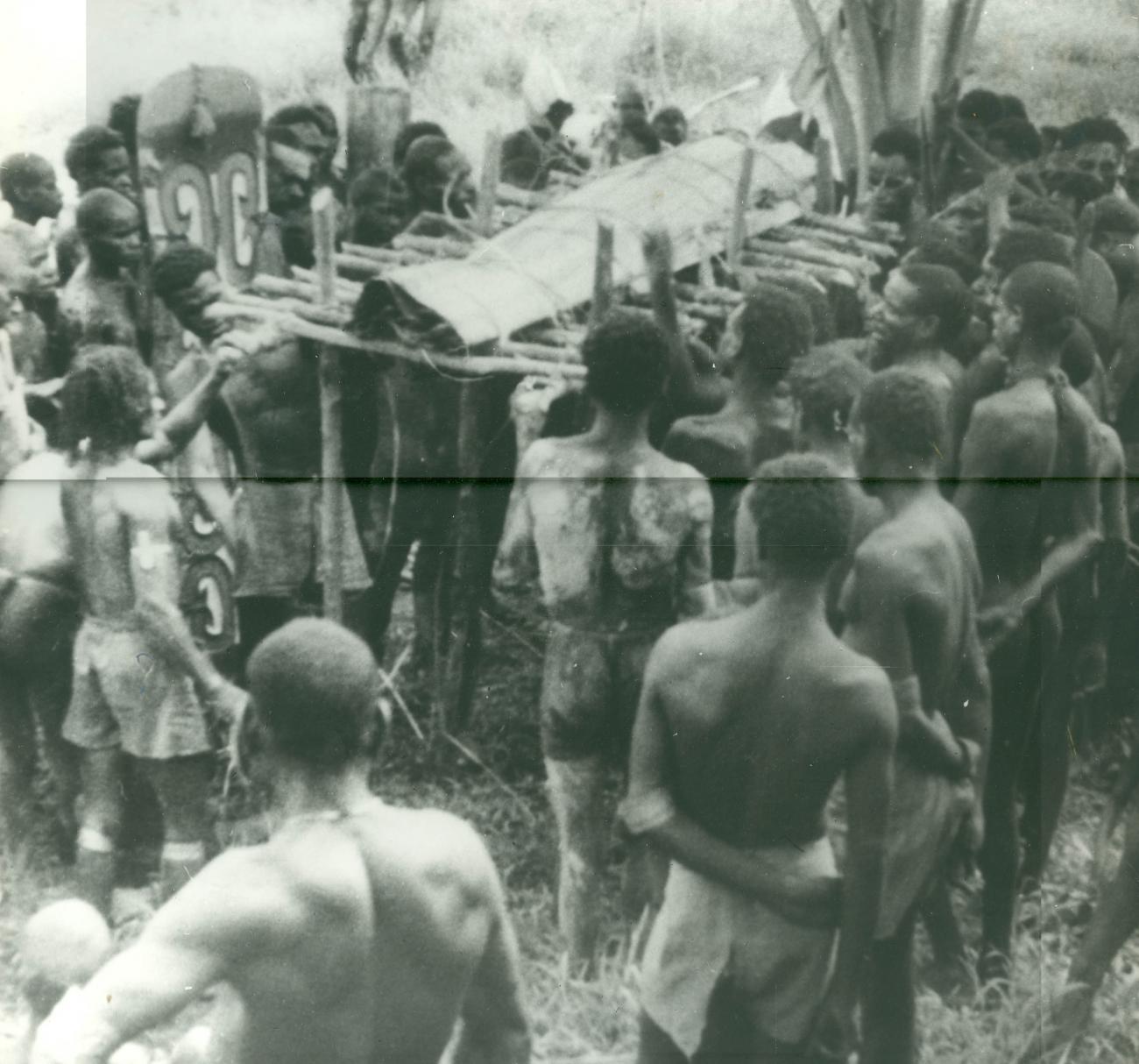 BD/40/85 - 
Papoea&#039;s bij begrafenis-ceremonie
