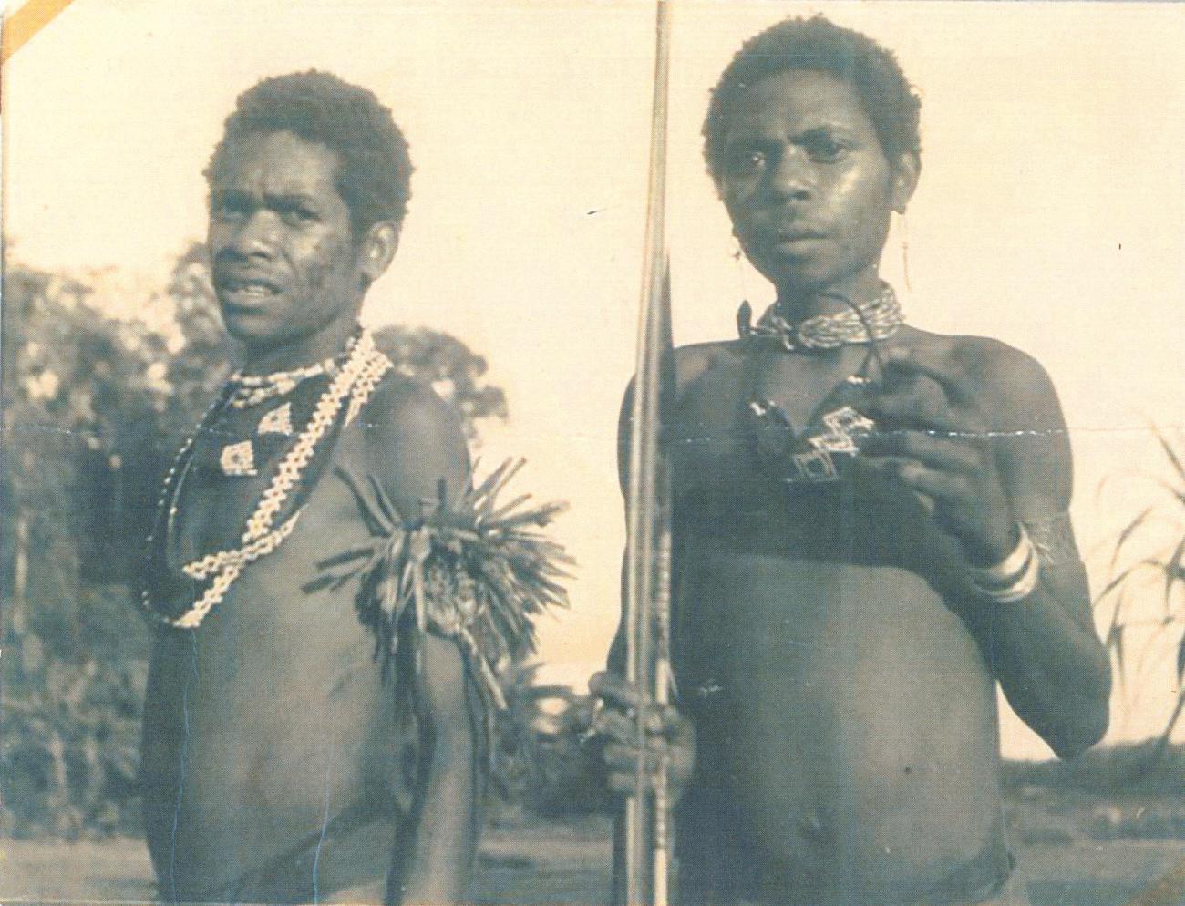 BD/40/89 - 
Twee Papoea&#039;s met halssieraden
