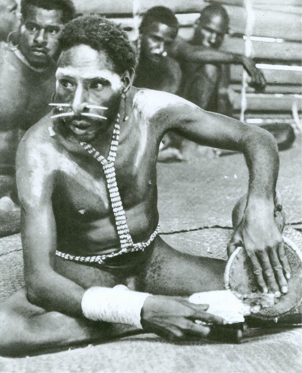 BD/40/91 - 
Papoea met neusversiering en borstsieraad
