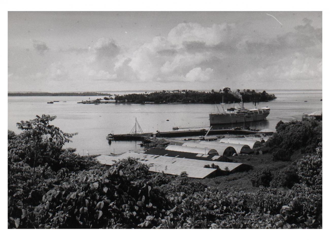 BD/54/12 - 
Haven van Sorong, waarin schip  wordt binnengeloodst
