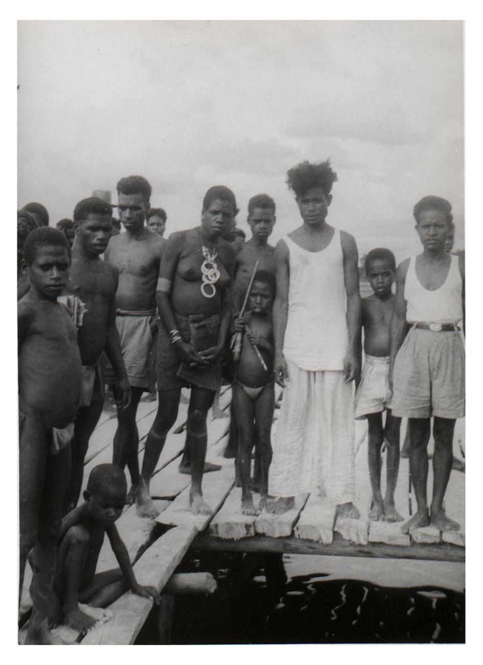 BD/54/17 - 
Aermaroe, groepsfoto Papoea&#039;s
