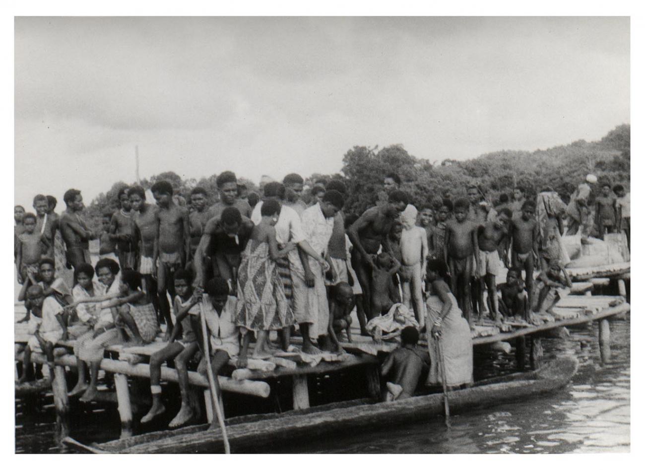 BD/54/18 - 
Kampong Manokwari, canoe at pier
