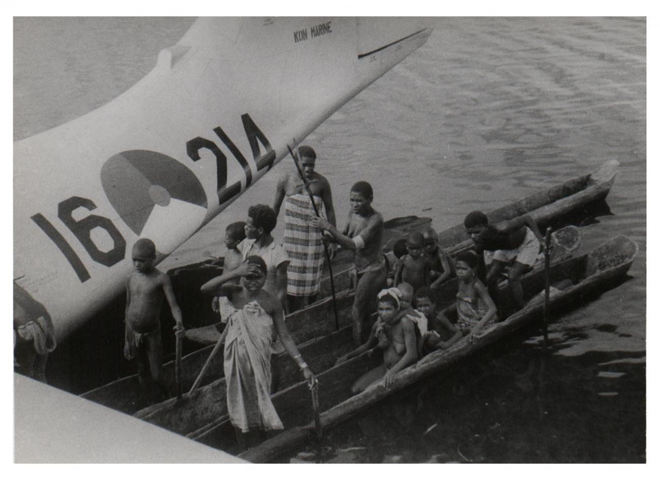 BD/54/19 - 
Aermaroe, prauwen bij watervliegtuig
