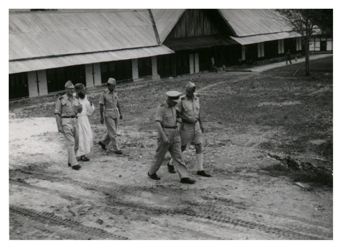BD/54/22 - 
Kampong Manokwari, o.m. Aalmoezenier Stokman
