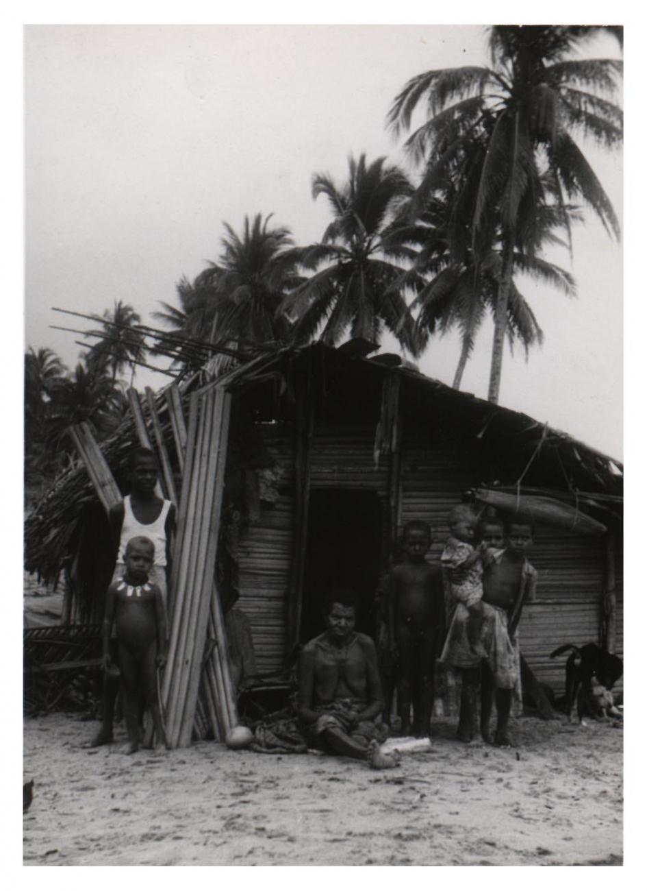 BD/54/30 - 
Groepsfoto Papoea&#039;s, kampong Kompol I, Merauke
