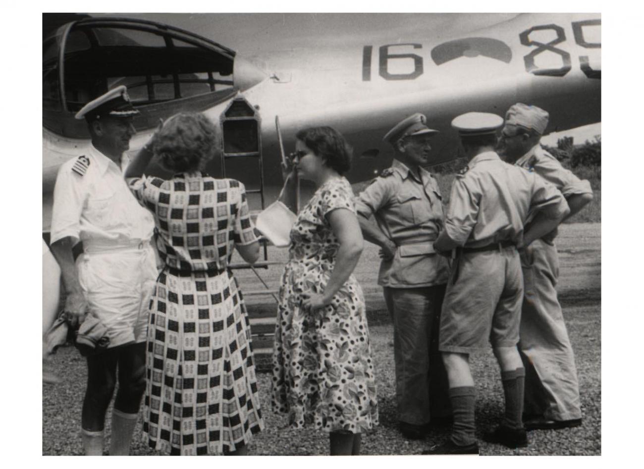 BD/54/46 - 
Ifar, groepsfoto Westers gezelschap voor vliegtuig
