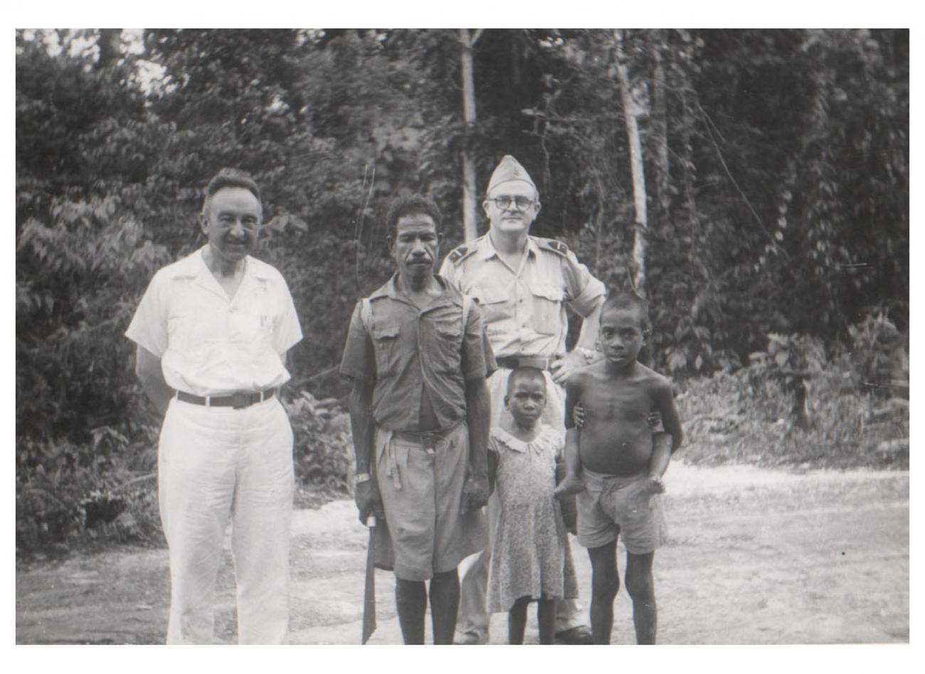 BD/54/50 - 
Biak, geposeerde groepsfoto Papoea&#039;s en Westerlingen
