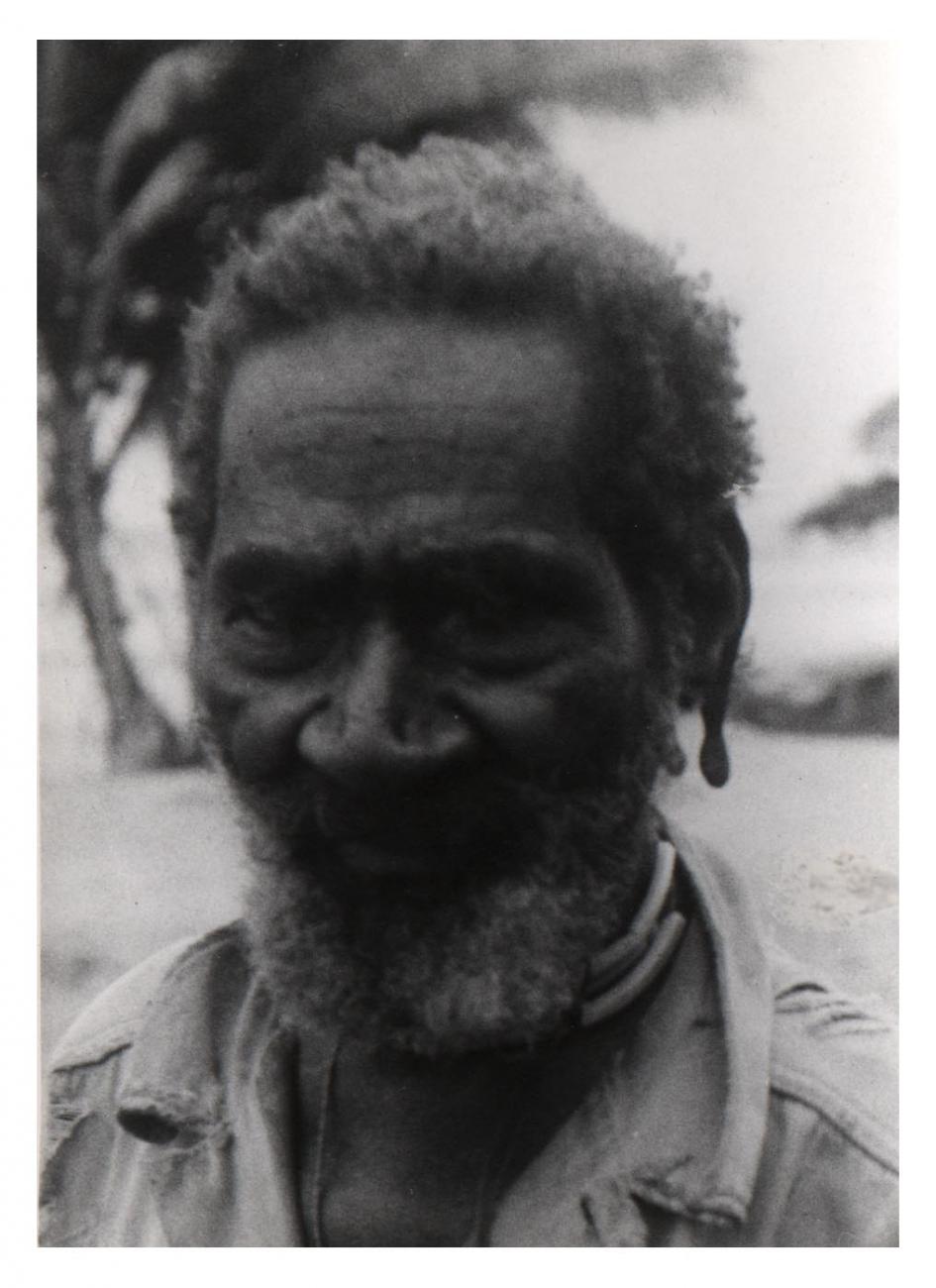 BD/54/52 - 
Kampong lampol I, Merauke, portret van Papoea
