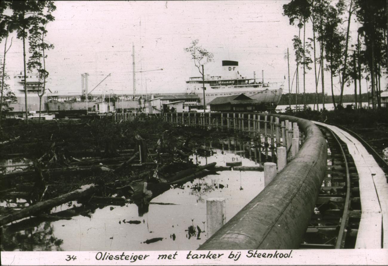 BD/186/107 - 
Oliesteiger met tanker bij Steenkool
