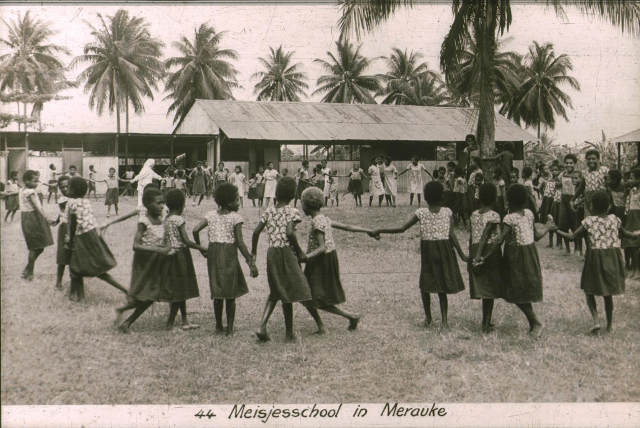 BD/186/110 - 
Meisjesschool in Merauke, dansende meisjes
