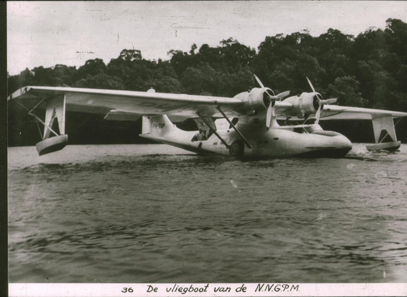 BD/186/113 - 
Vliegboot van de Nederlands Nieuw Guinese Petroleum Maatschappij( N.N.G.P.M.) op het water
