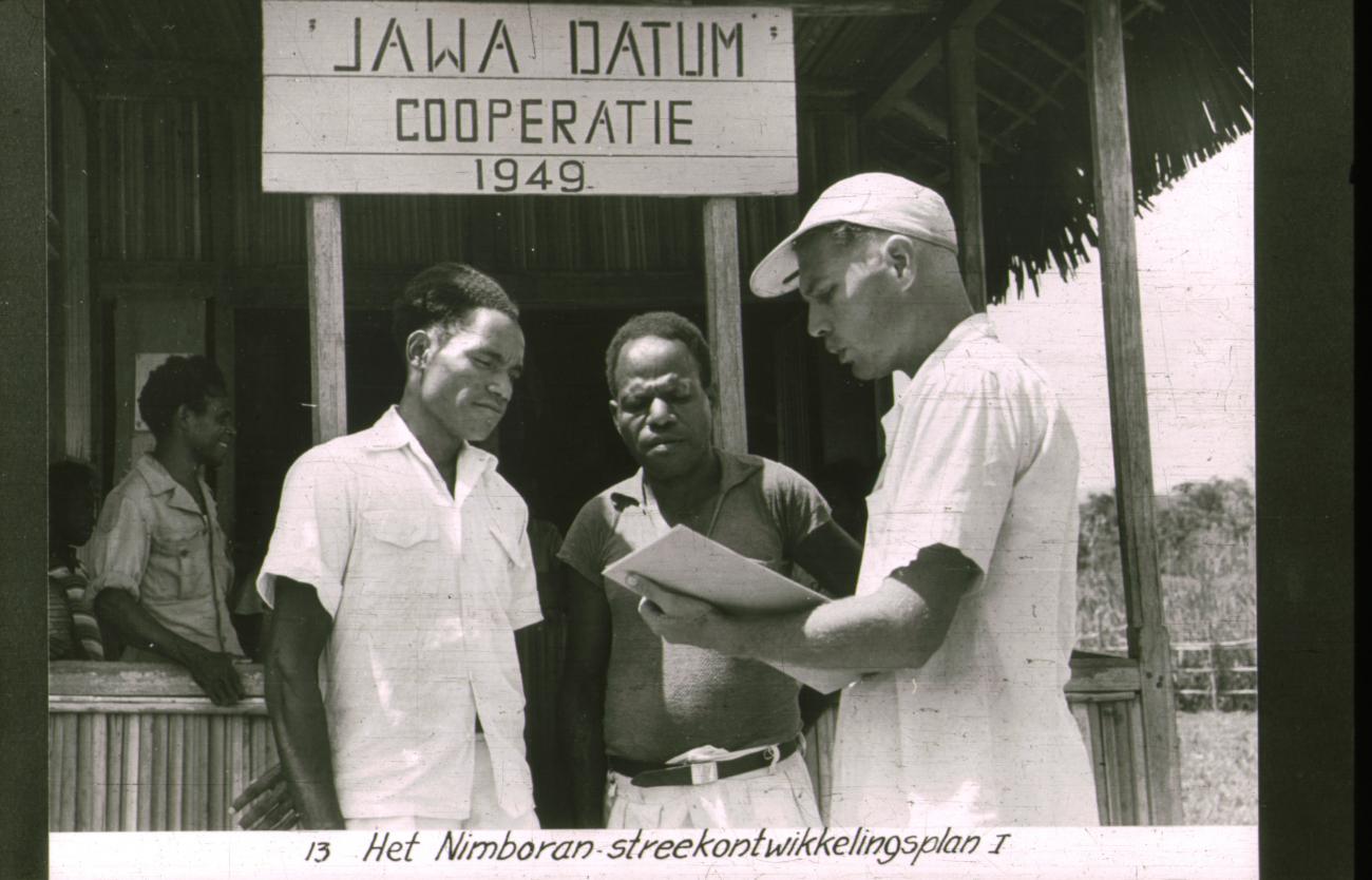 BD/186/30 - 
Nimboran streekontwikkelingsplan, mannen in overleg 
