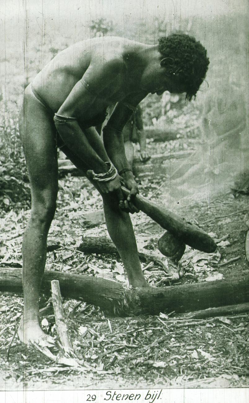BD/186/44 - 
Papoea hakt met een stenen bijl

