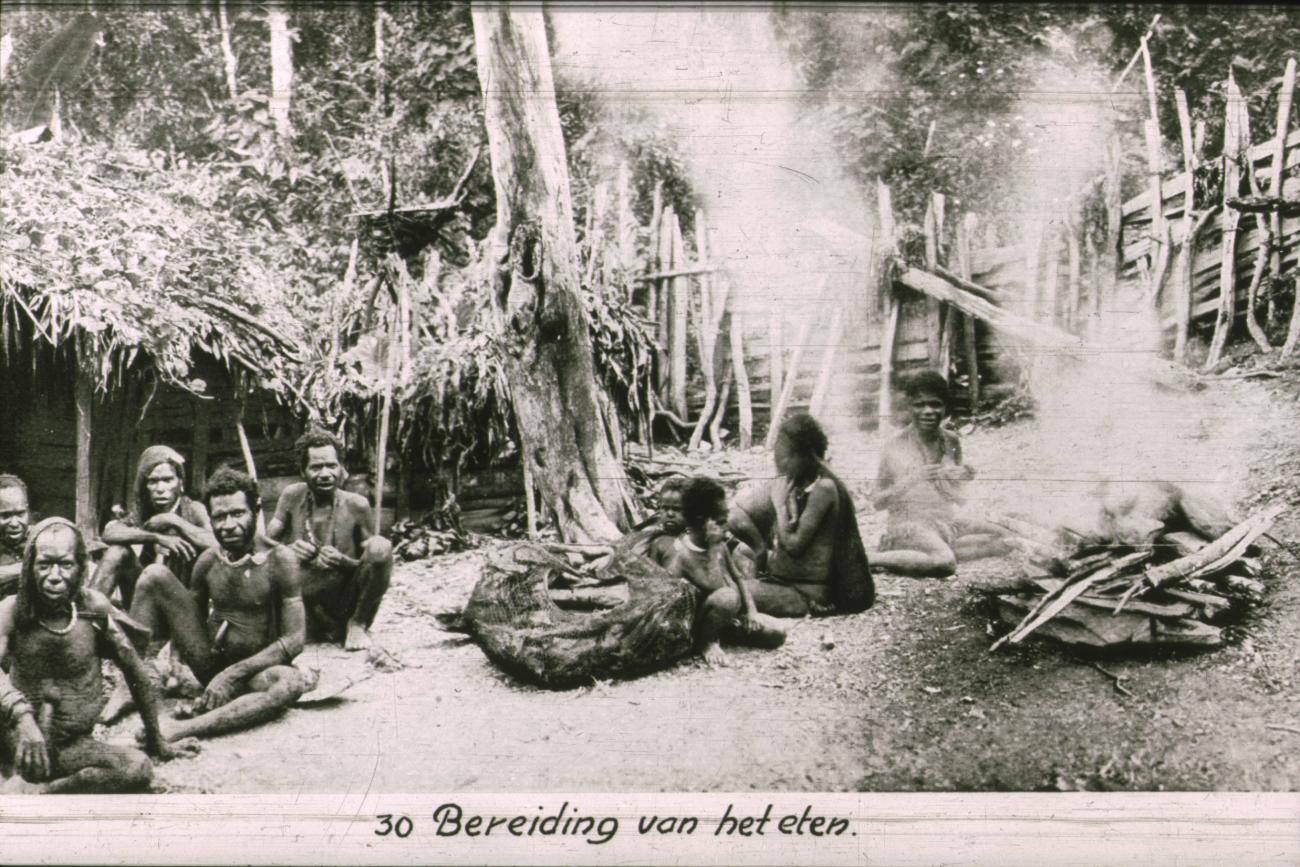 BD/186/45 - 
Groepsfoto Papoea&#039;s bezig met bereiding van het eten
