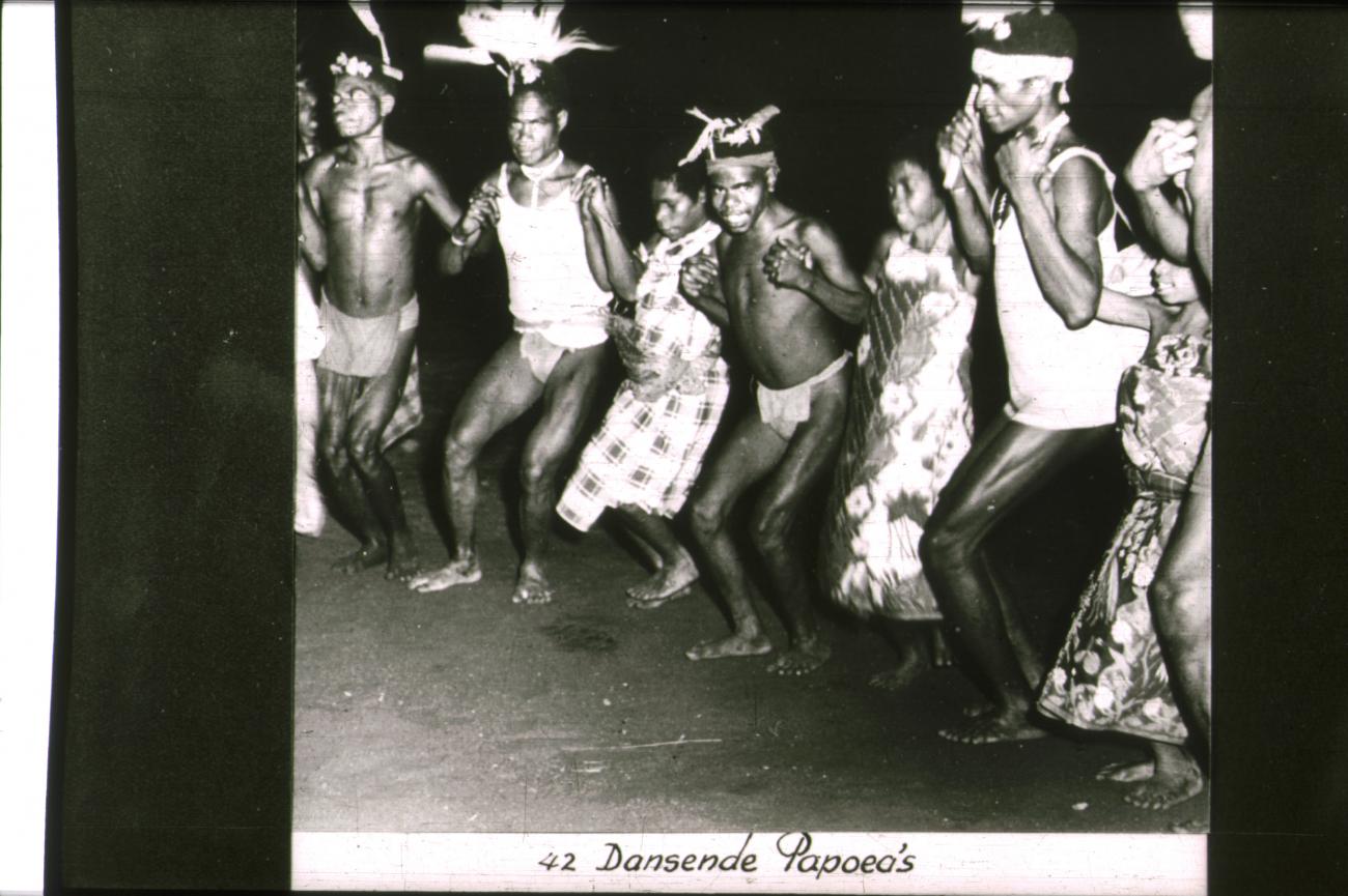BD/186/50 - 
Dansende Papoea&#039;s
