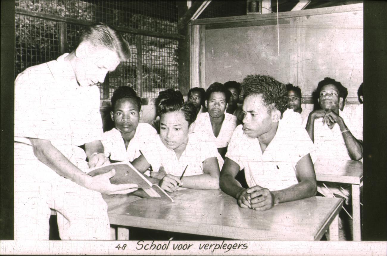 BD/186/51 - 
School voor verpleegkundigen, in het klaslokaal
