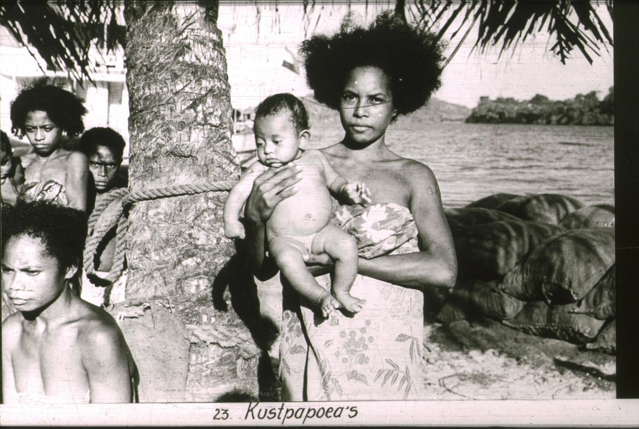 BD/186/66 - 
Kustpapoea&#039;s, onder wie een vrouw met kind 
