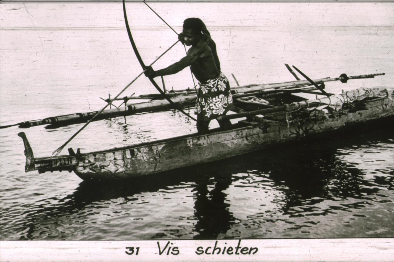 BD/186/73 - 
Man richt vanuit een prauw met pijl en boog op vis
