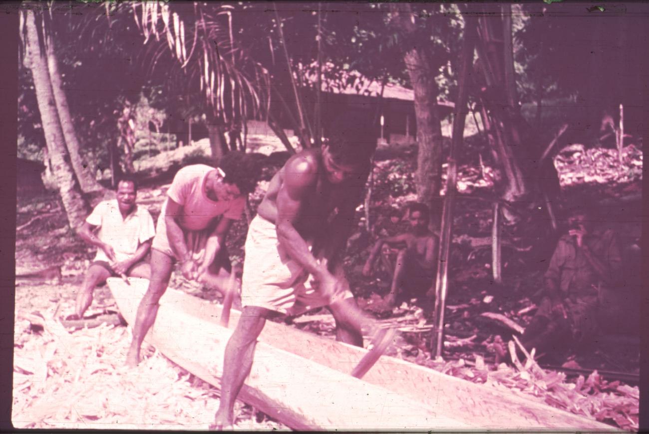 BD/186/75 - 
Mannen bezig met het maken van een prauw
