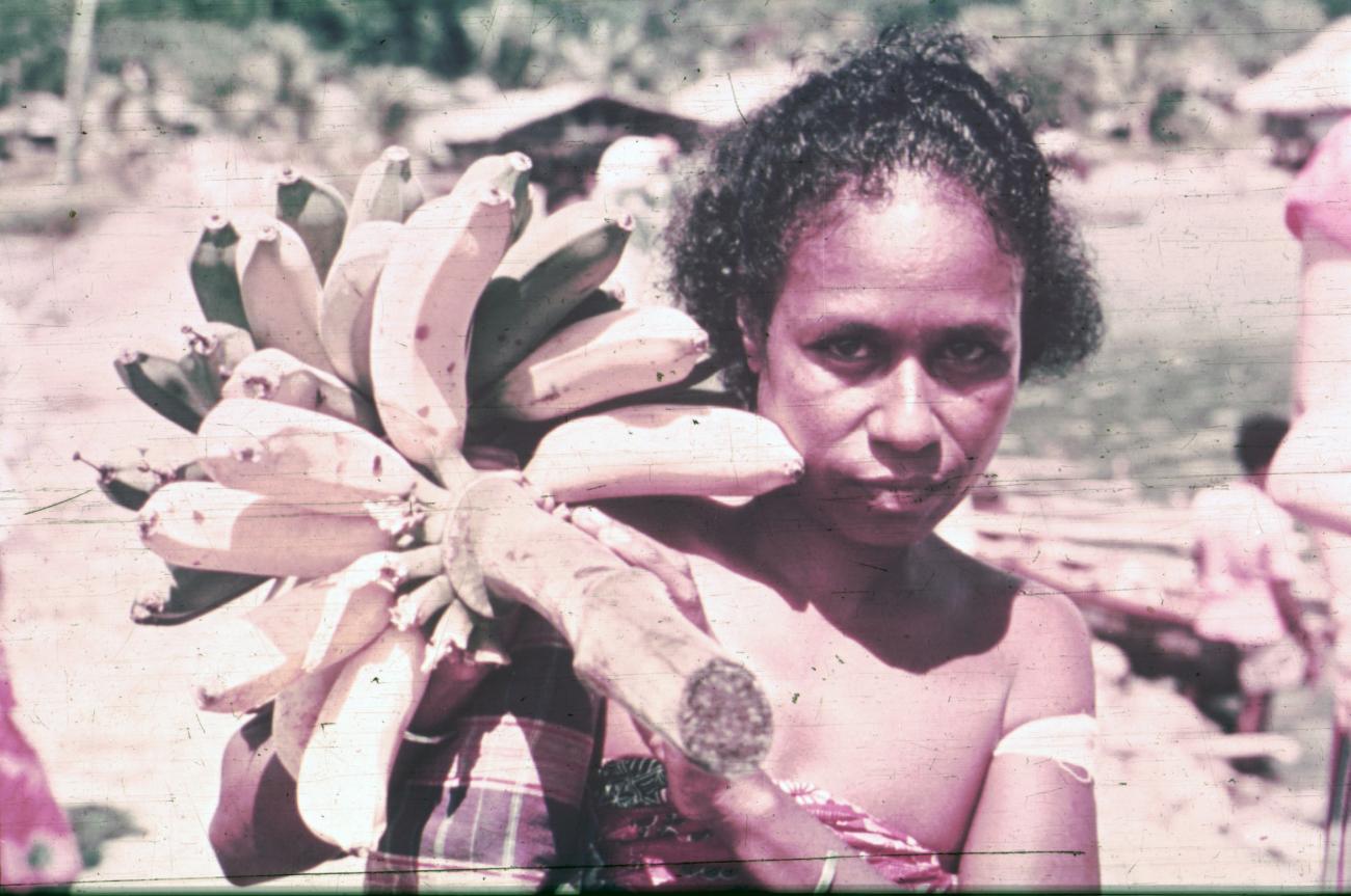 BD/186/7 - 
Jonge vrouw met tros bananen
