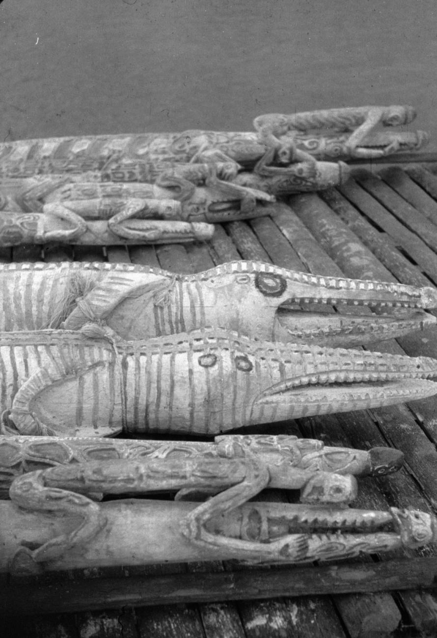 BD/216/124 - 
Krokodillen van hout om opgegeten mensen te gedenken
