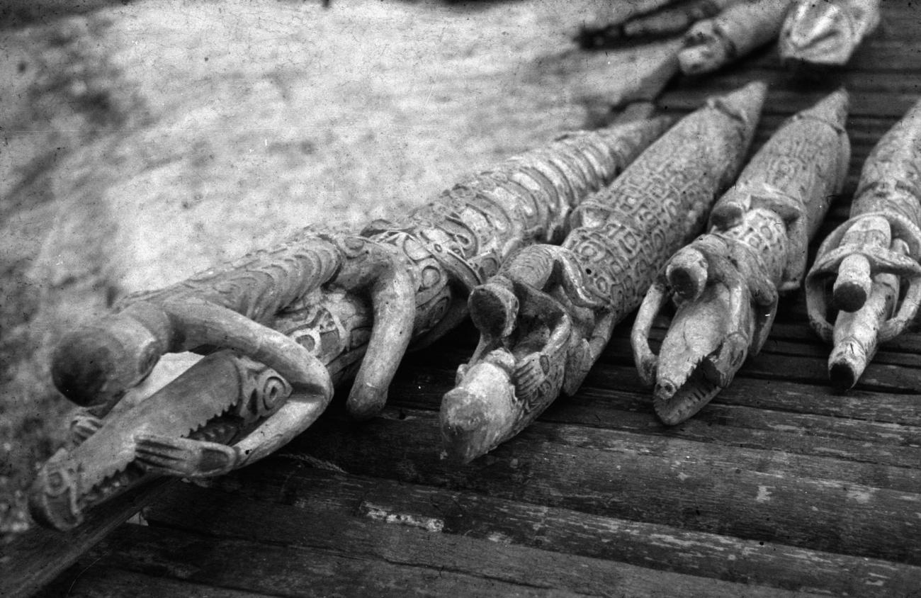 BD/216/129 - 
Krokodillen van hout om opgegeten mensen te gedenken
