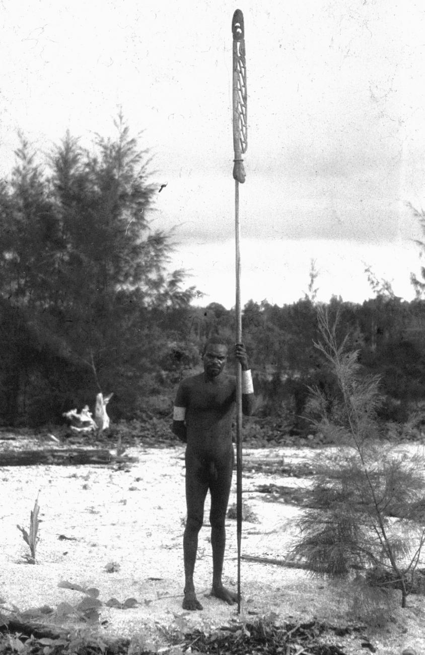 BD/216/131 - 
Man poserend met bewerkte houten speer
